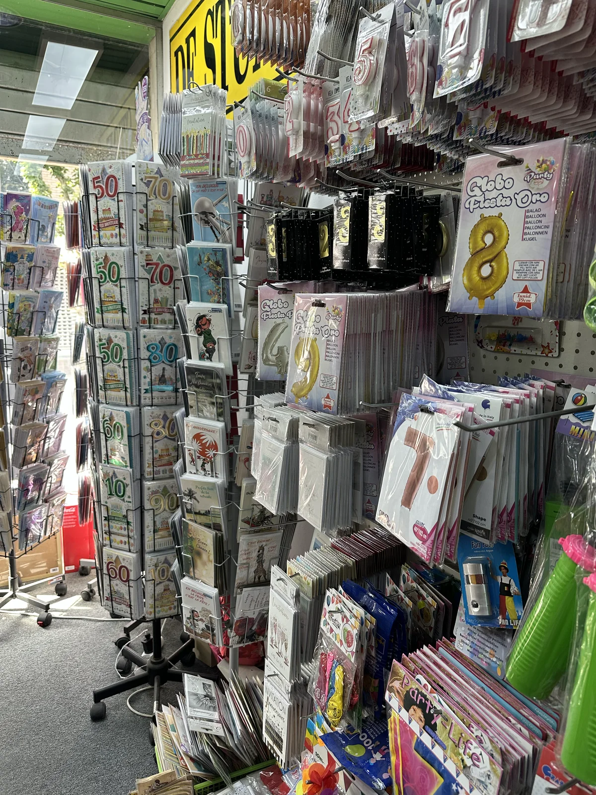 Cartes d'anniversaire et accessoires de fête chez DE STUNT à La Louvière