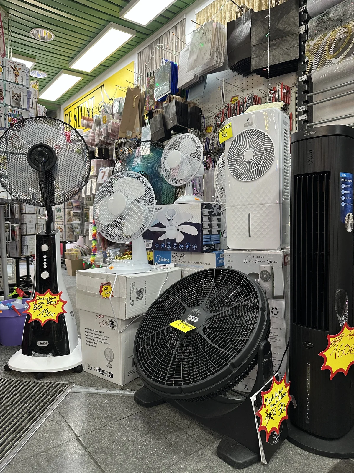 La devanture du magasin DE STUNT et ses ventilateurs, rue Albert 1er à La Louvière