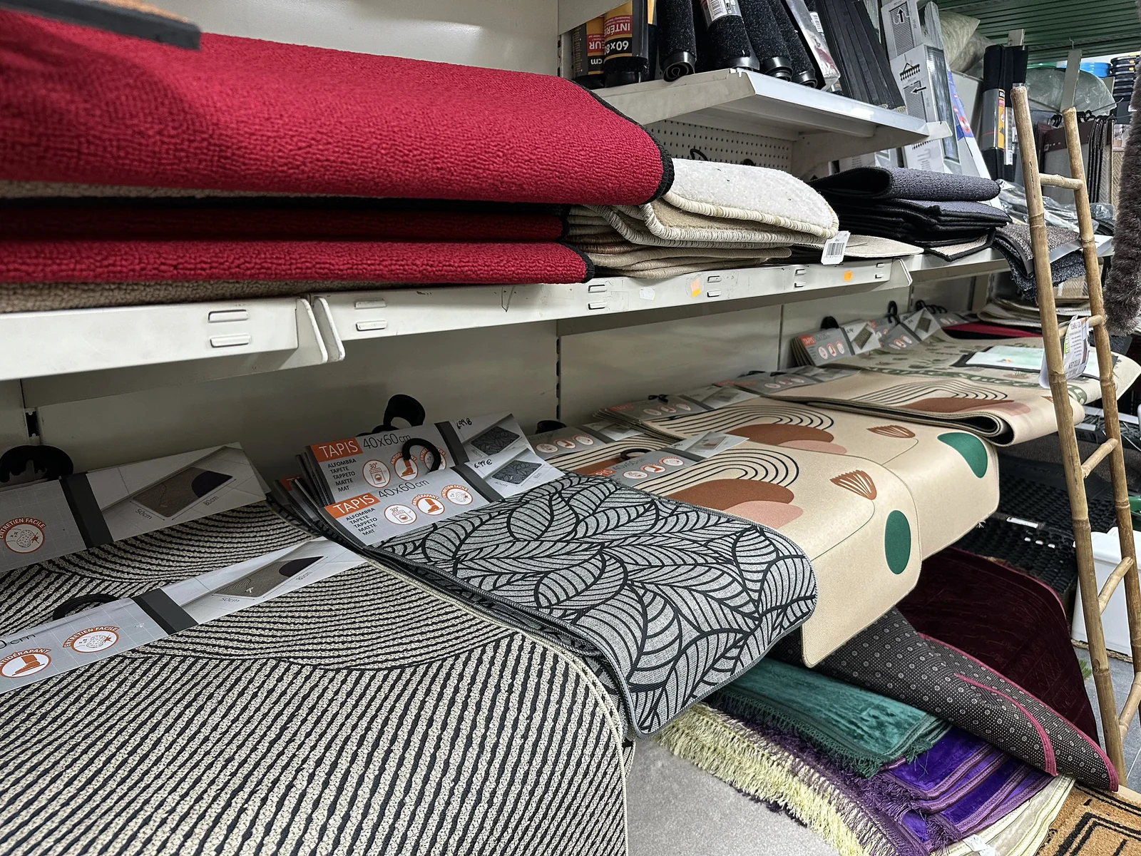 Le rayon tapis de DE STUNT : piles de tapis et carpettes de toutes tailles