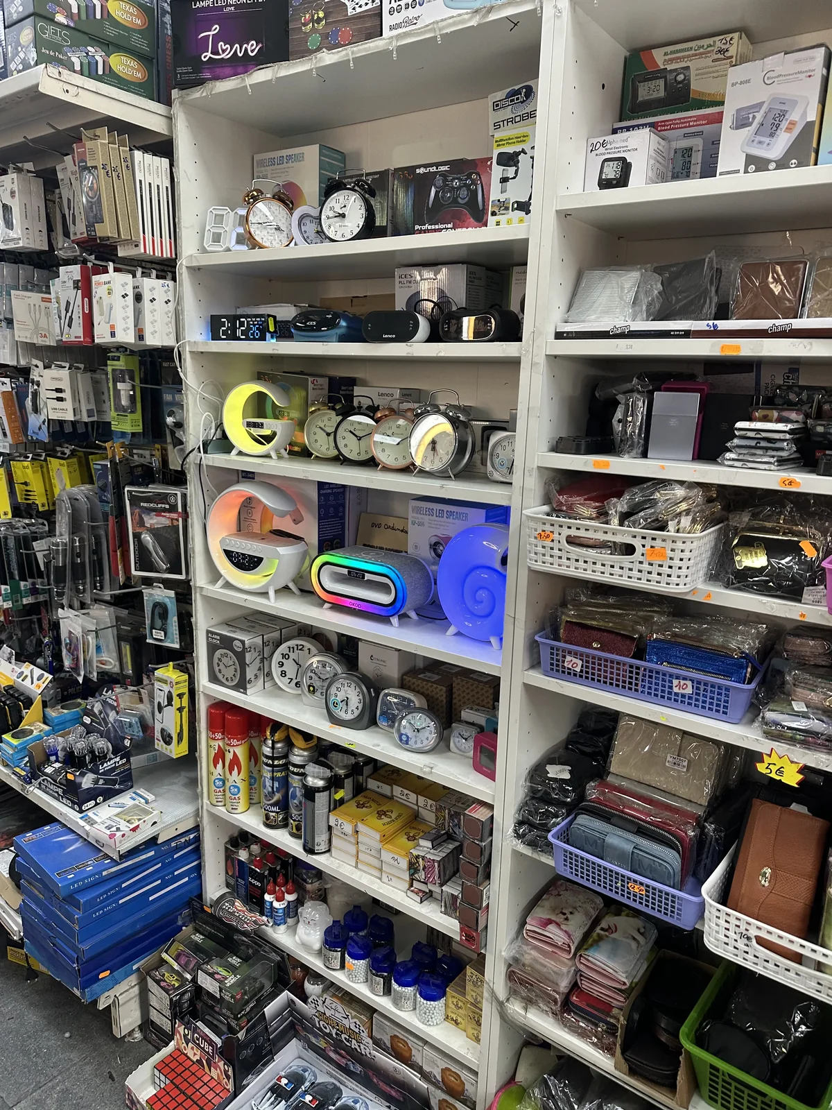 Rayon téléphone et high-tech de DE STUNT à La Louvière : chargeurs, câbles et coques